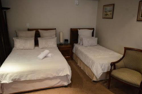 Norscot Manor Guest Lodge Sandton Bagian luar foto